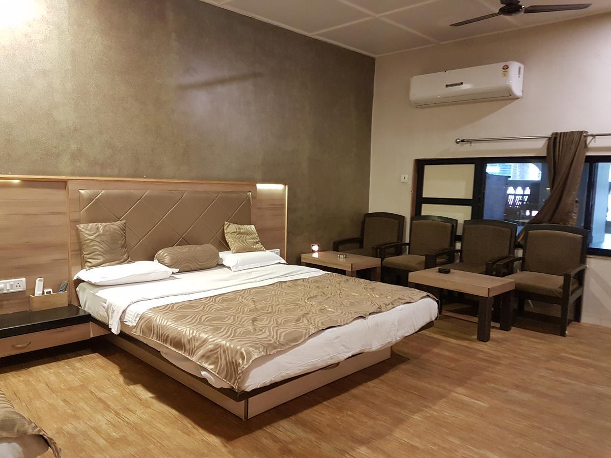 Hotel Savera Palace Ābu Eksteriør billede