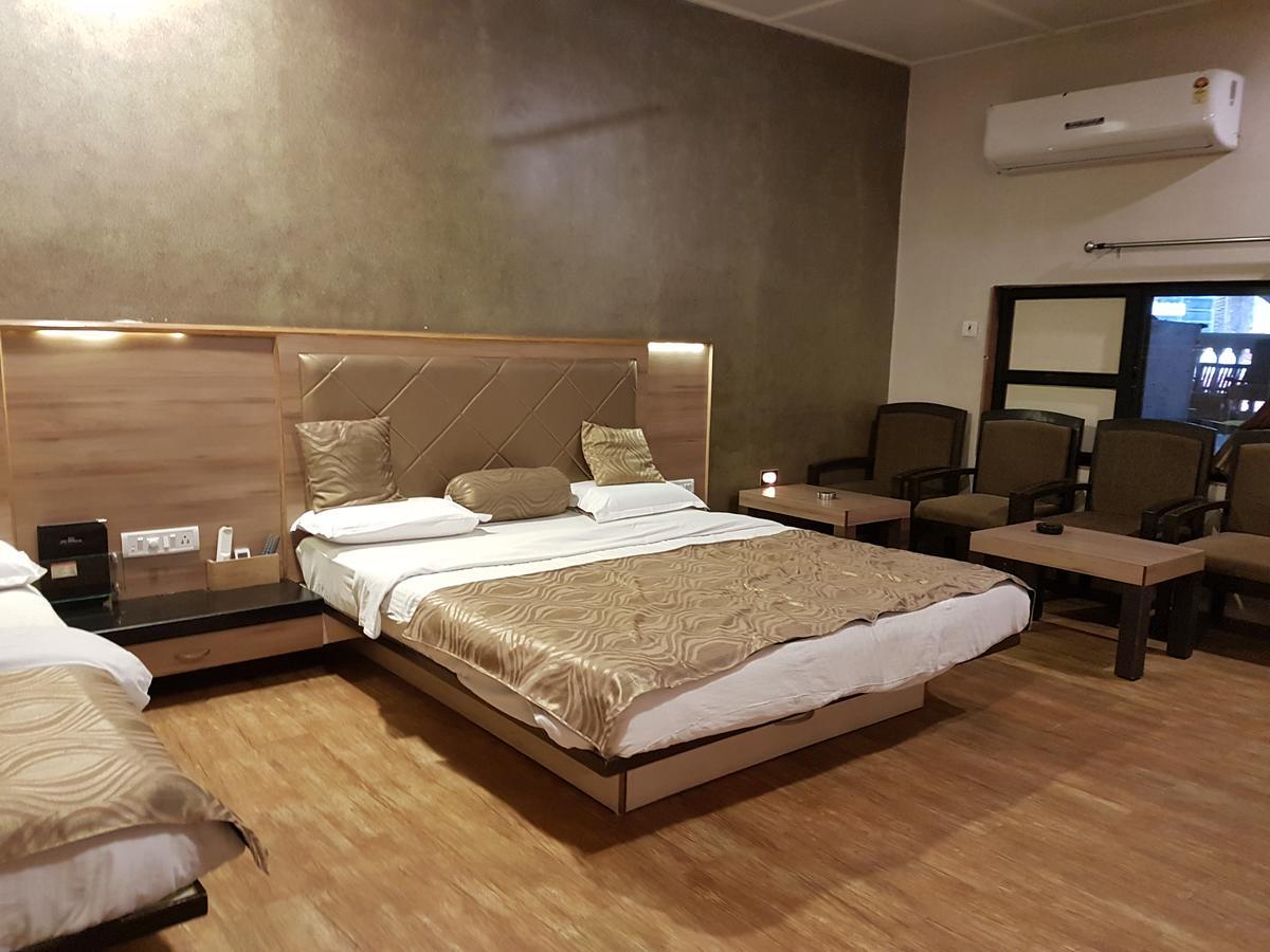 Hotel Savera Palace Ābu Eksteriør billede